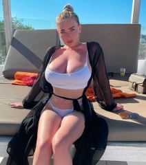 Betani Lili Ejpril obline grudi Instagram foto