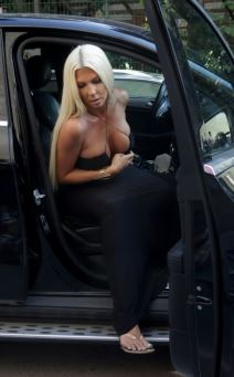Jelena Karleuša povratak pred kamere snimanje Grand grudi haljina kako izgleda 