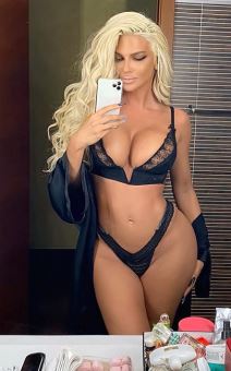 jelena karleusa gole slike crvena haljina slic dekolte instagram foto