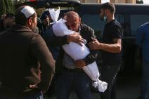 Azerbejdžan Jermenija rat najnovije vesti Sahranjuju decu žrtve napada grad Gendže Nagorno-Karabah 