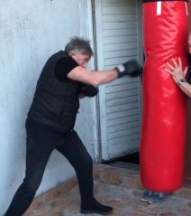 Mima Karadžić slavi ulazak u osmu deceniju dok se komšije žale na njega i devojku