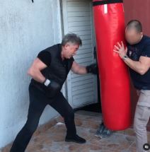 Mima Karadžić slavi ulazak u osmu deceniju dok se komšije žale na njega i devojku