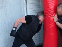 Mima Karadžić slavi ulazak u osmu deceniju dok se komšije žale na njega i devojku