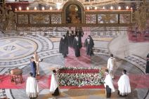 patrijarh irinej otvoren kovceg liturgija saborna crkva 