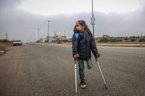 devojčica bez nege štake pešači do škole fotografije