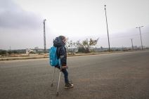 devojčica bez nege štake pešači do škole fotografije