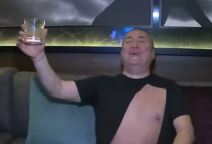 djani nosi kragnu foto