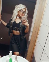 ana bekuta uselila pevacicu u svoj stan