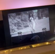 Ivana Knol izvodi trbušni ples u kupatilu