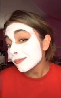 Tiktokerka okrečila lice farbom za zid