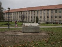 rimski sarkofag restauiran zemuzemunski park fotografije