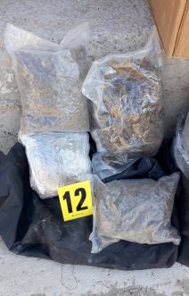 nis hapsenje policija droga marihuana zaplena pistolj