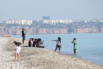 turska antalija letovanje zimovanje putovanje decembar more kupanje turisti fotografije