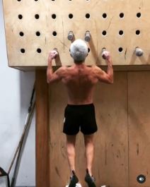 vezbanje muskarci vezbanje bez opreme fitnes deka