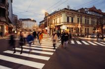 dijagonalni pešački prelaz dom omladine pešaci raskrsnica saobraćaj