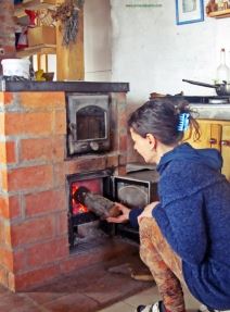 kuca od slame milan i nada kuca milana i nade otisli na selo preselili se selo deca zivot na selu