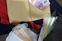 kelebija carinici carina krijumcarenje granica granicni prelaz kamion pare novac trenerka