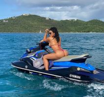 amanda trivizas u providnom donjem vesu seksi cica obline