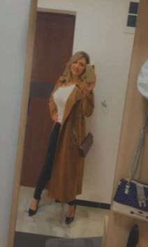 Sanja Stojanović pevala polugola pred popovima