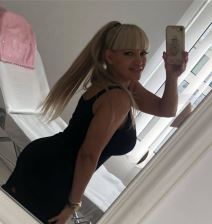 Sanja Stojanović pevala polugola pred popovima