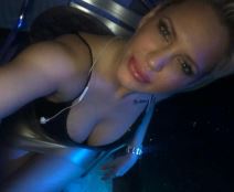 Sanja Stojanović pevala polugola pred popovima