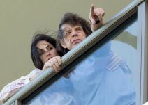 Mik Džeger ima koronu otkazao nastupe