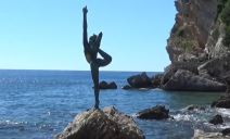 balerina statua na steni mogren budva nestala nakon oluje