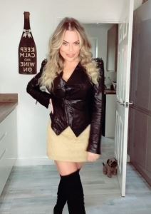 kler beret tiktok ima 40 godina i snima video klipove foto video