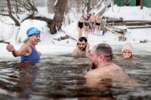 plivanje zaledjena reka rusi zima moskva fotografije