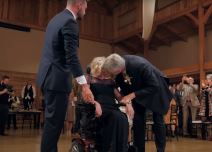 vencanje snimak prvi ples mladozenja i majka u kolicima video