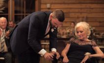 vencanje snimak prvi ples mladozenja i majka u kolicima video