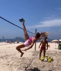 Nejmar i Natalija Gilter igraju futvolej