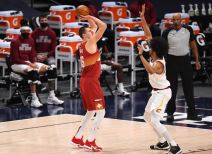 nikola jokic zaucavanje okoro klivlend denver nba video