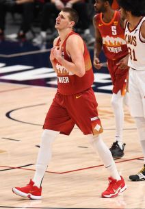 nikola jokic zaucavanje okoro klivlend denver nba video