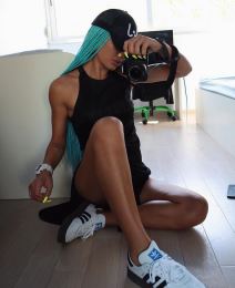 ela jerkovic privedena slika s puskom na instagramu