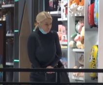 natasa bekvalac zavukla ruku u gace paparaco lov foto