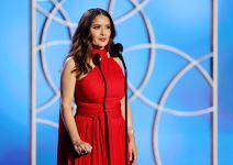 salma hajek u kupacem grudi foto