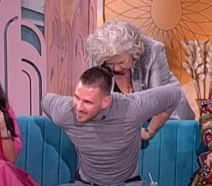 zinaida dedakin skinula cviju tetovaza na ledjima magazin in