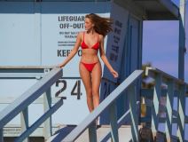 hejli kalil lepotica pokazala dekolte bikini cuvari plaze fotografije