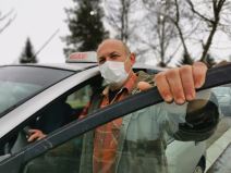 vozac taksija dejan lazarevic prevozi decu sa invaliditetom