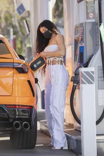 kajli dzener kylie jenner bez brushaltera automobili lamborghini urus fotografije