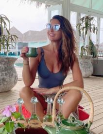 sanja marinkovic telo noge maldivi instagram foto