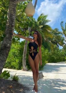 sanja marinkovic telo noge maldivi instagram foto