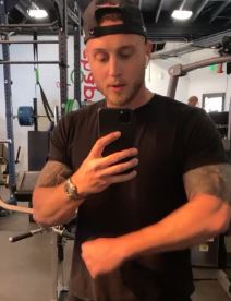 tom henks sin cet devojka kijana parker prijavila za zlostavljanje video