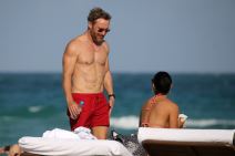 dejvid geta zgodna devojka bikini dzesika ledon u tangama