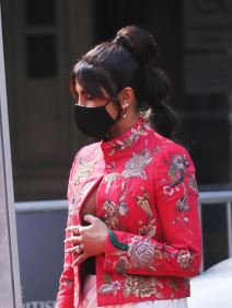 prijanka copra dekolte moda bafta 2021 fotografije