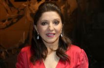 Mirjana Karanović na plaži kao od majke rođena, intimu prekrila peskom