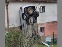 saobracajna nesreca zakucao se vertikalno u fasadu kuce fotografija