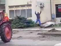hrvatska traktorom unistili partizanski spomenik drugi svetski rat video snimak