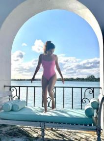 Eva Longorija u providnim cipelama